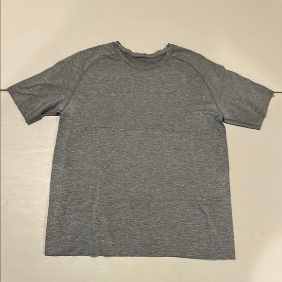 Lululemon Athletica Gray Short Sleeve Tee - Picture 1 of 1